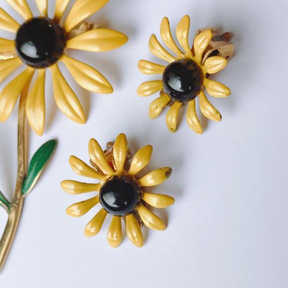 VTG Mid Century Brooch Earrings Set Enamel Daisy Yellow Clip On Earrings - Picture 3 of 11